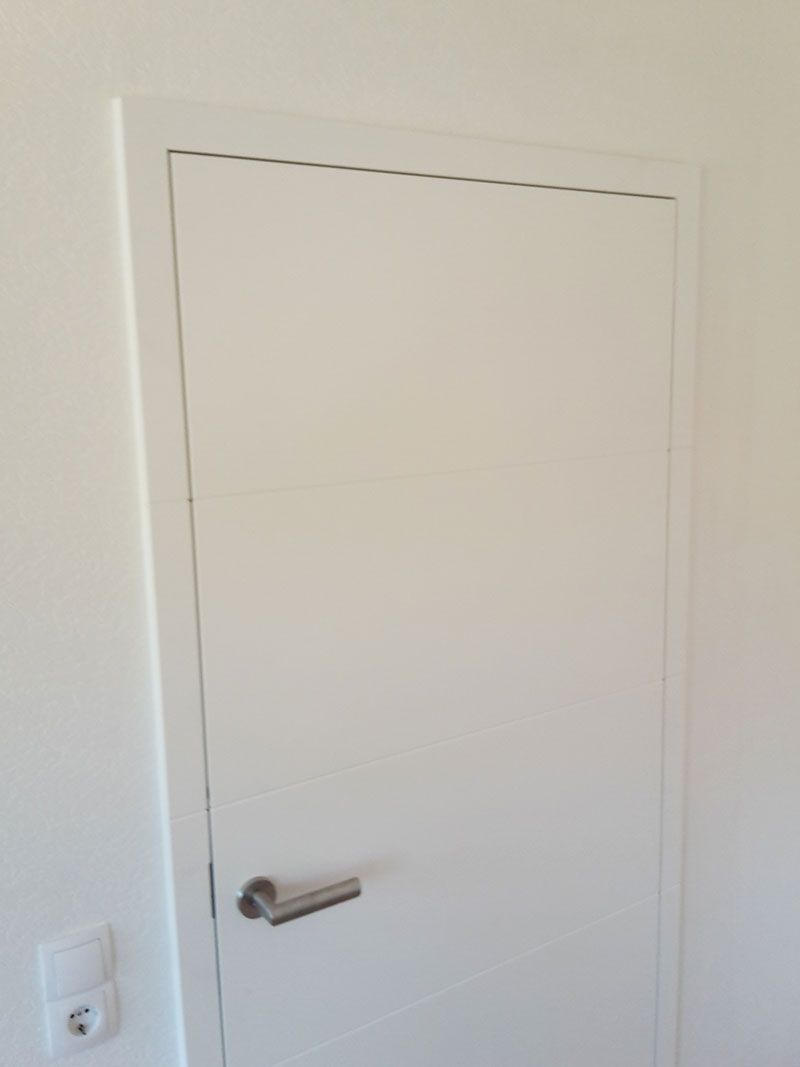 eine weiße Tür mit einem silbernen Griff.