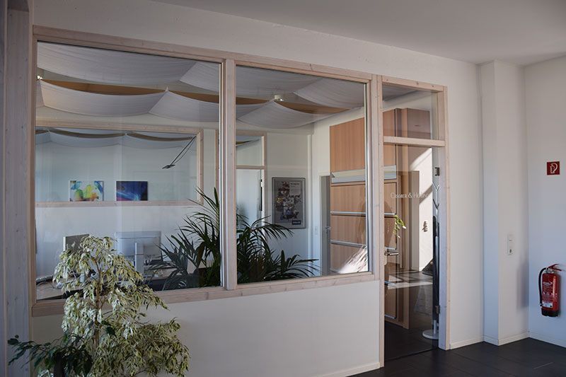 Ein Raum mit vielen Fenstern