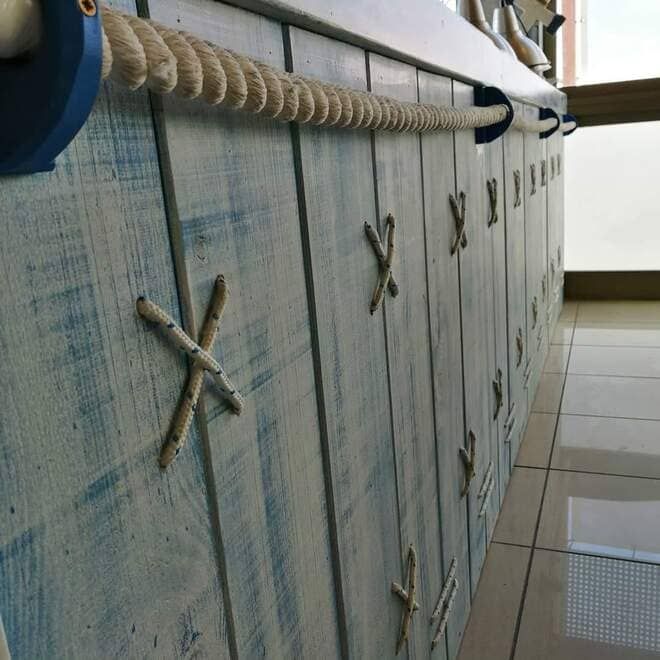 Barrera de seguridad para piscina de tela azul con parte superior de cuerda, mostrada a lo largo de una terraza de baldosas.
