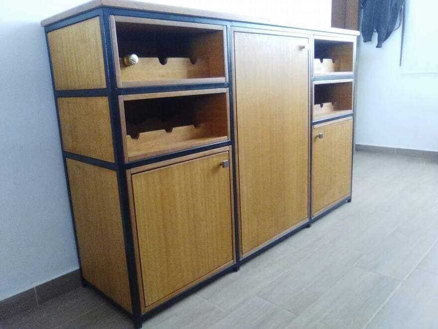 Armario de oficina de madera con cajones y estantes abiertos contra una pared blanca en una habitación alicatada.