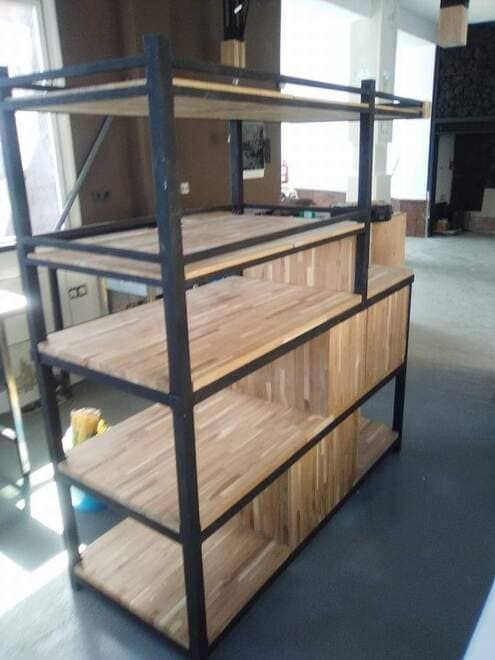 Estantería de madera con estructura de metal negro en una habitación interior.