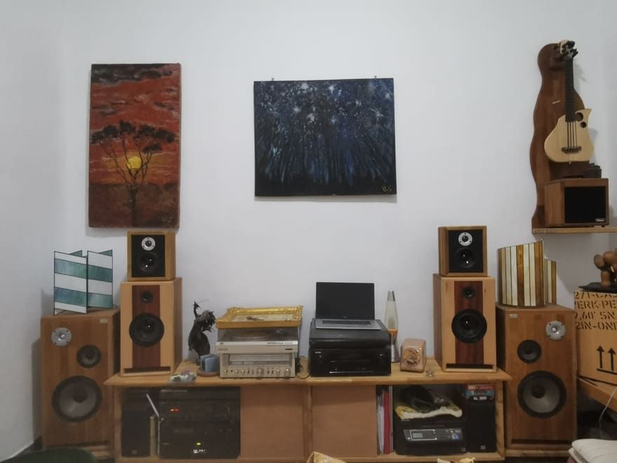 Diferentes altavoces en madera