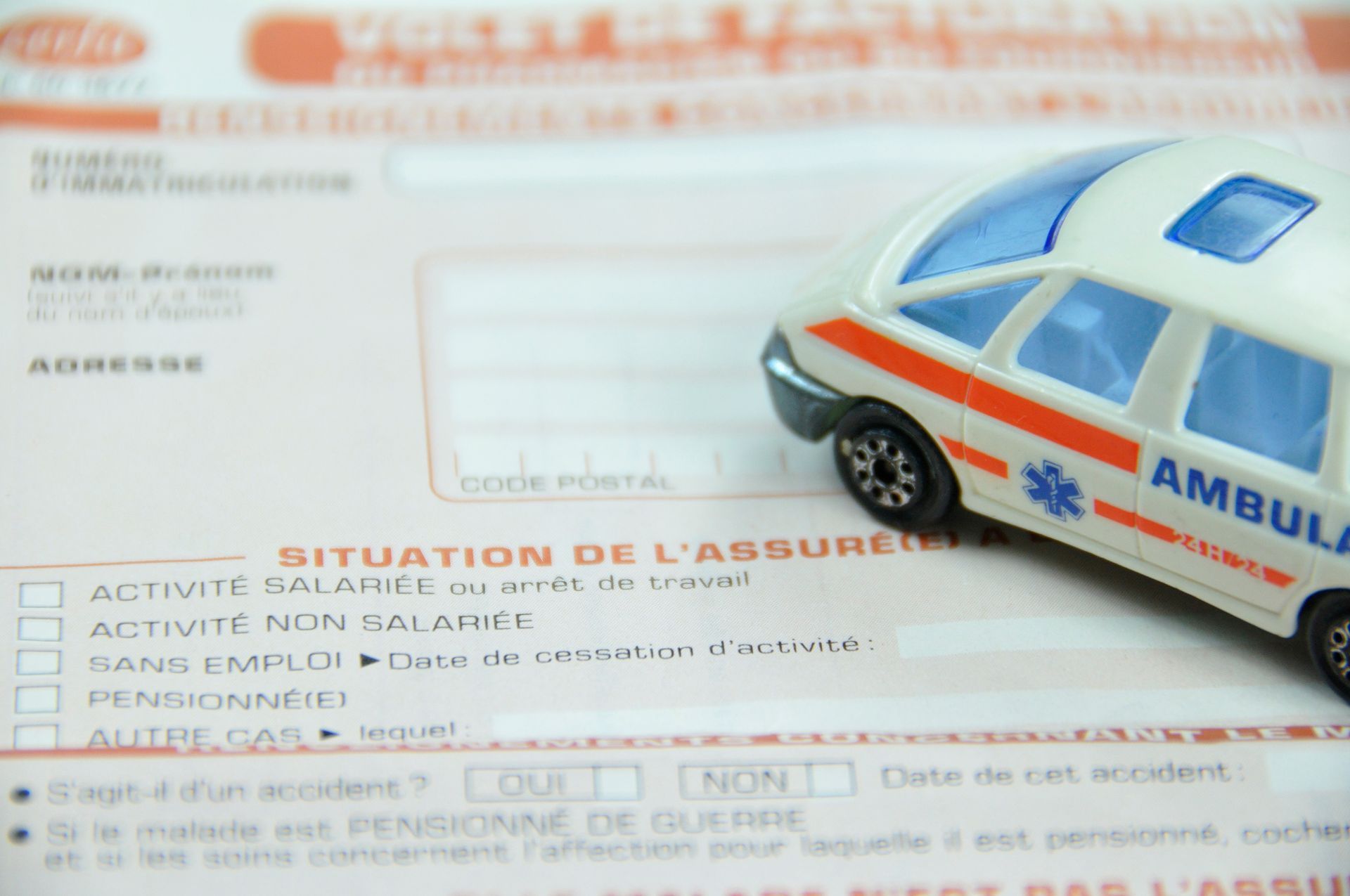 Ambulance, jouet sur formulaire d'assurance.