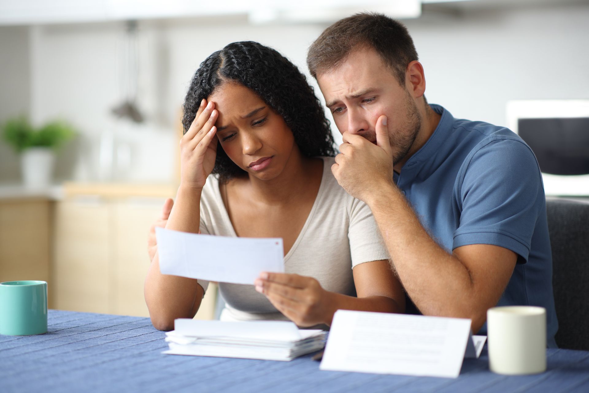 Un couple inquiet à la suite de la réception d'une lettre