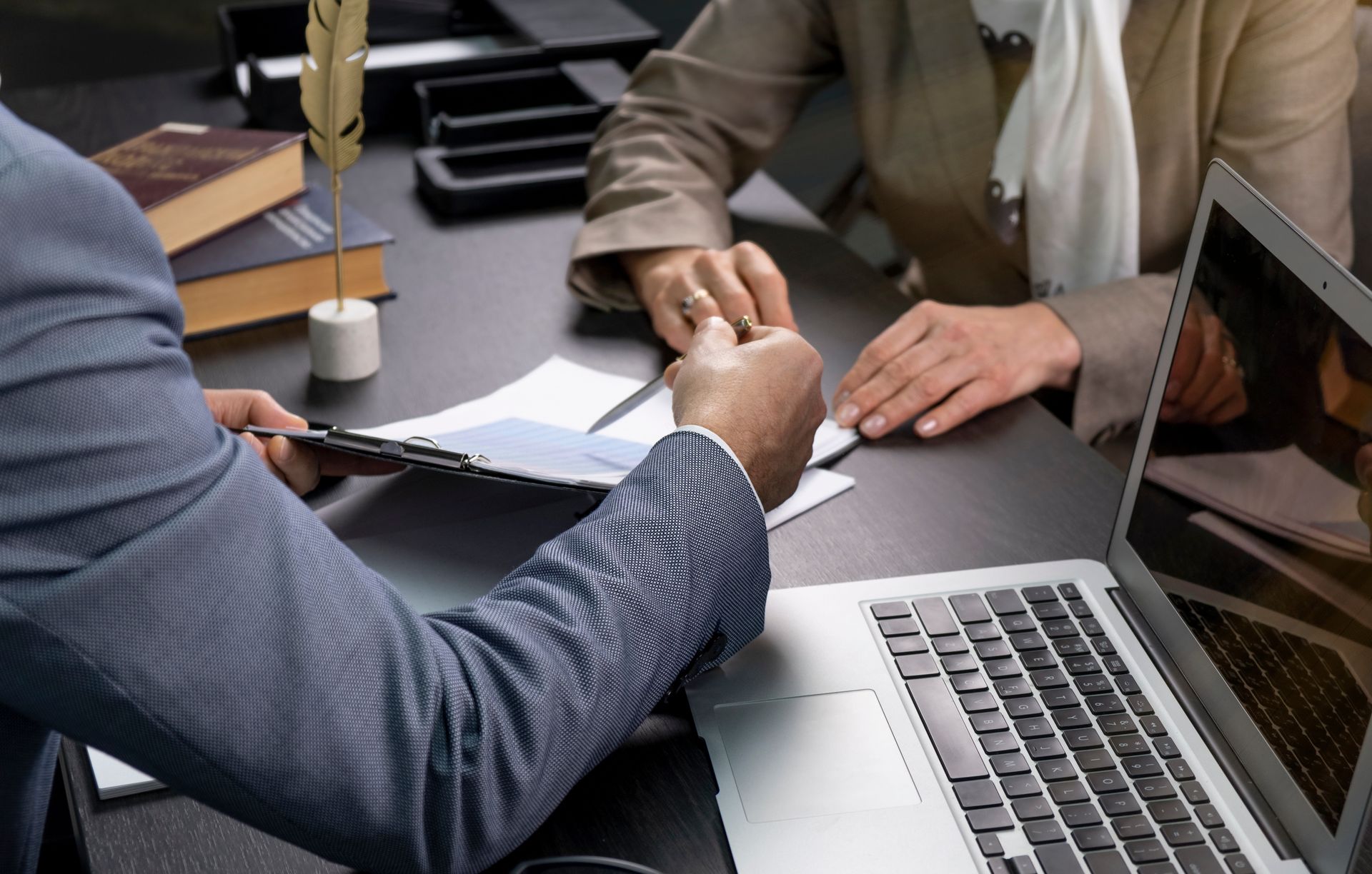 Un avocat qui énumère les termes d'un contrat à sa cliente