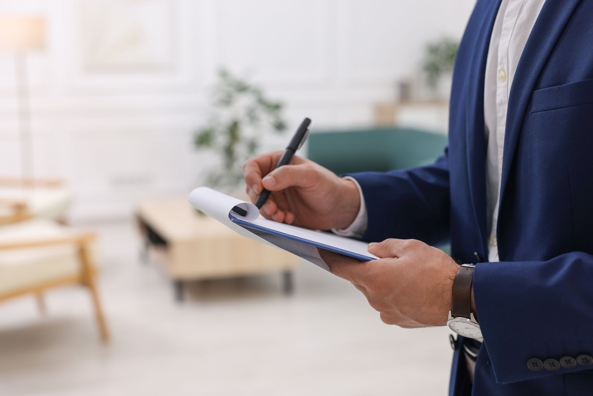 Un avocat qui prend des notes