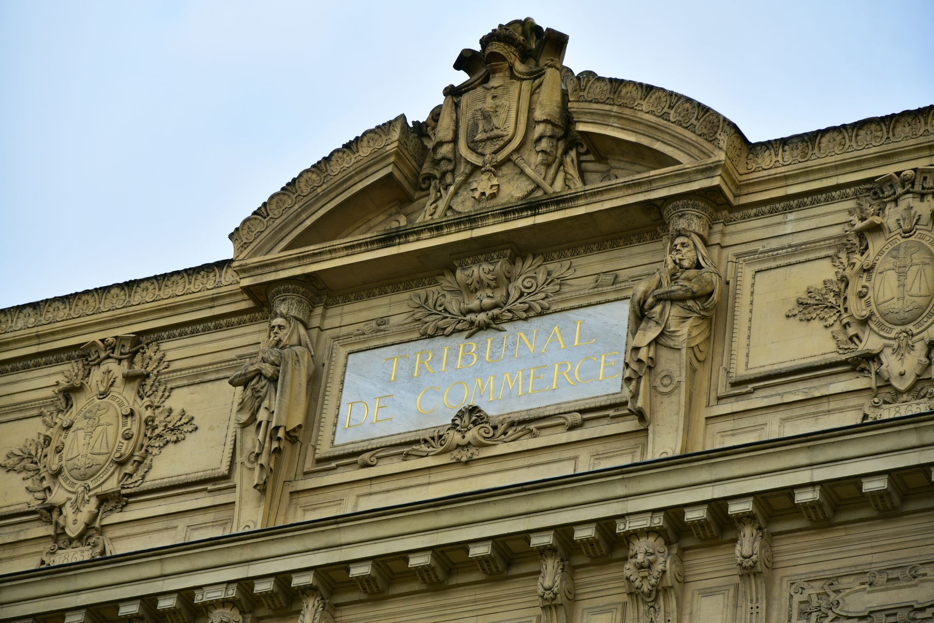 Façade d'un tribunal de commerce