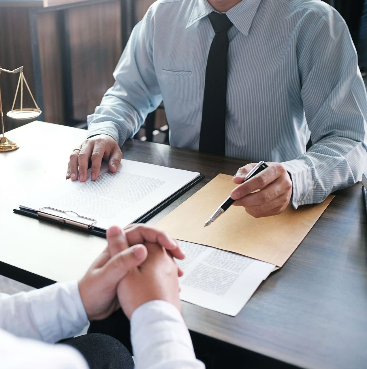 Un avocat qui explique un contrat à un client