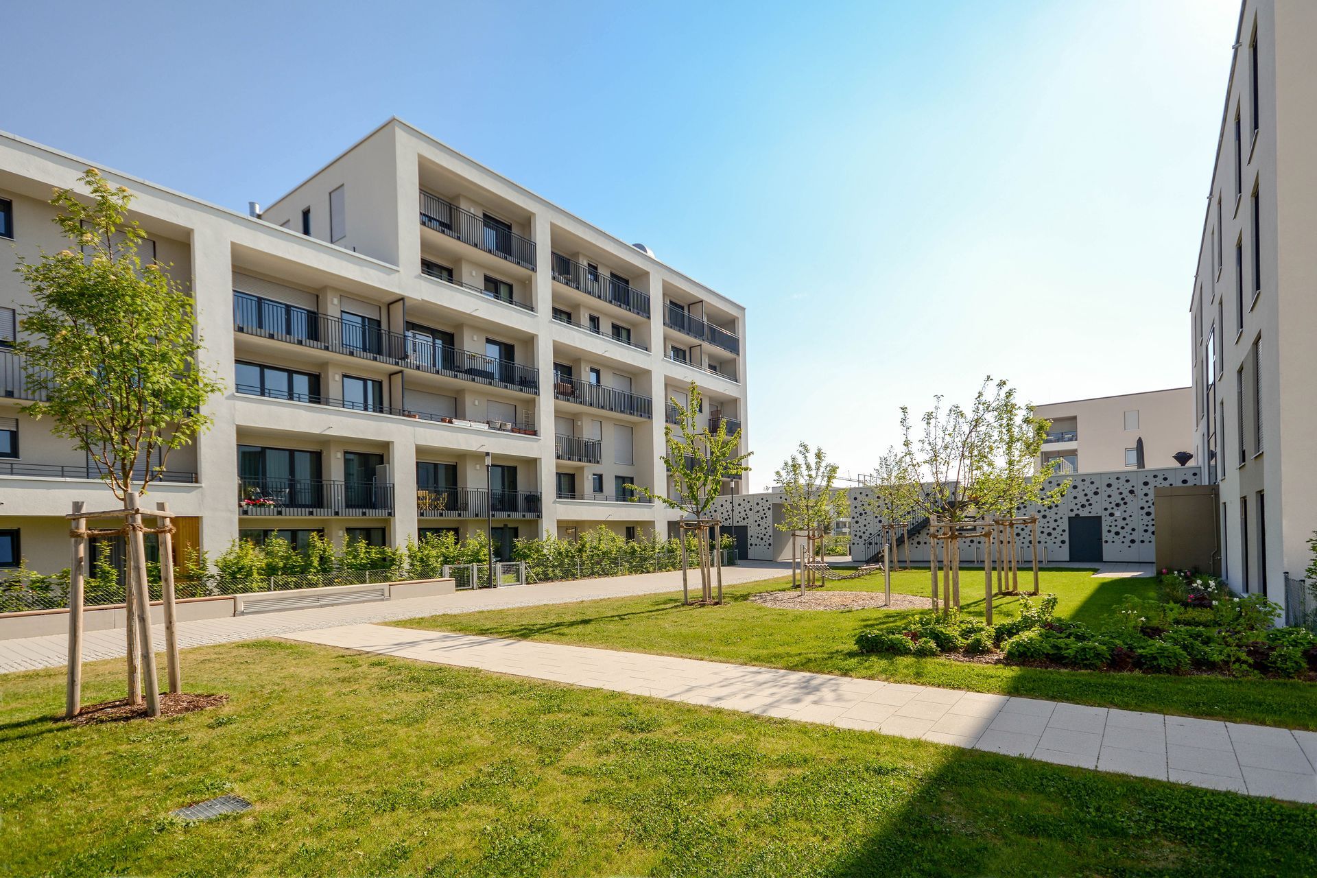 Parc d'une copropriété ensoleillée