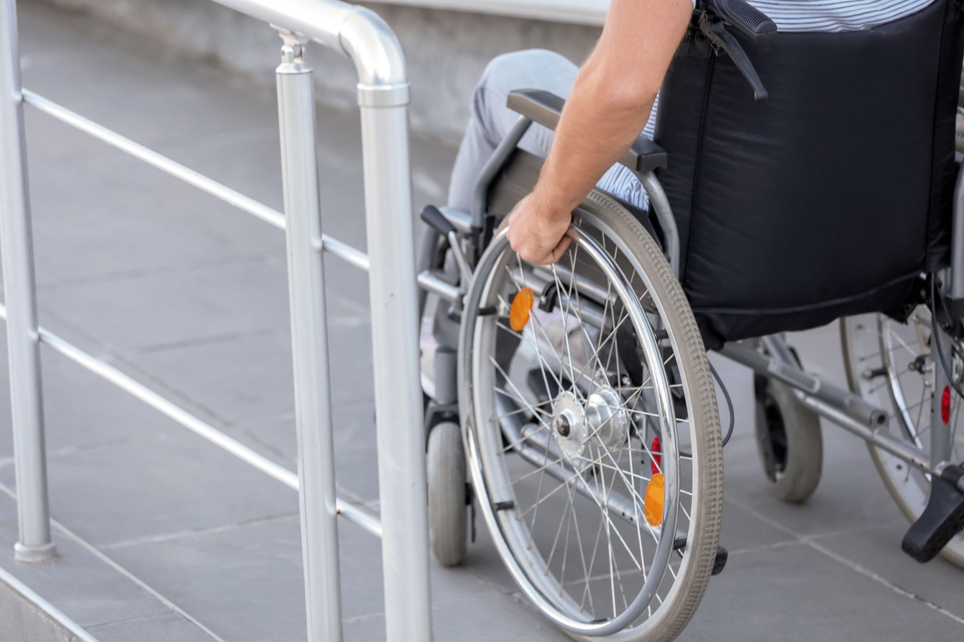 Une personne dans un fauteuil roulant