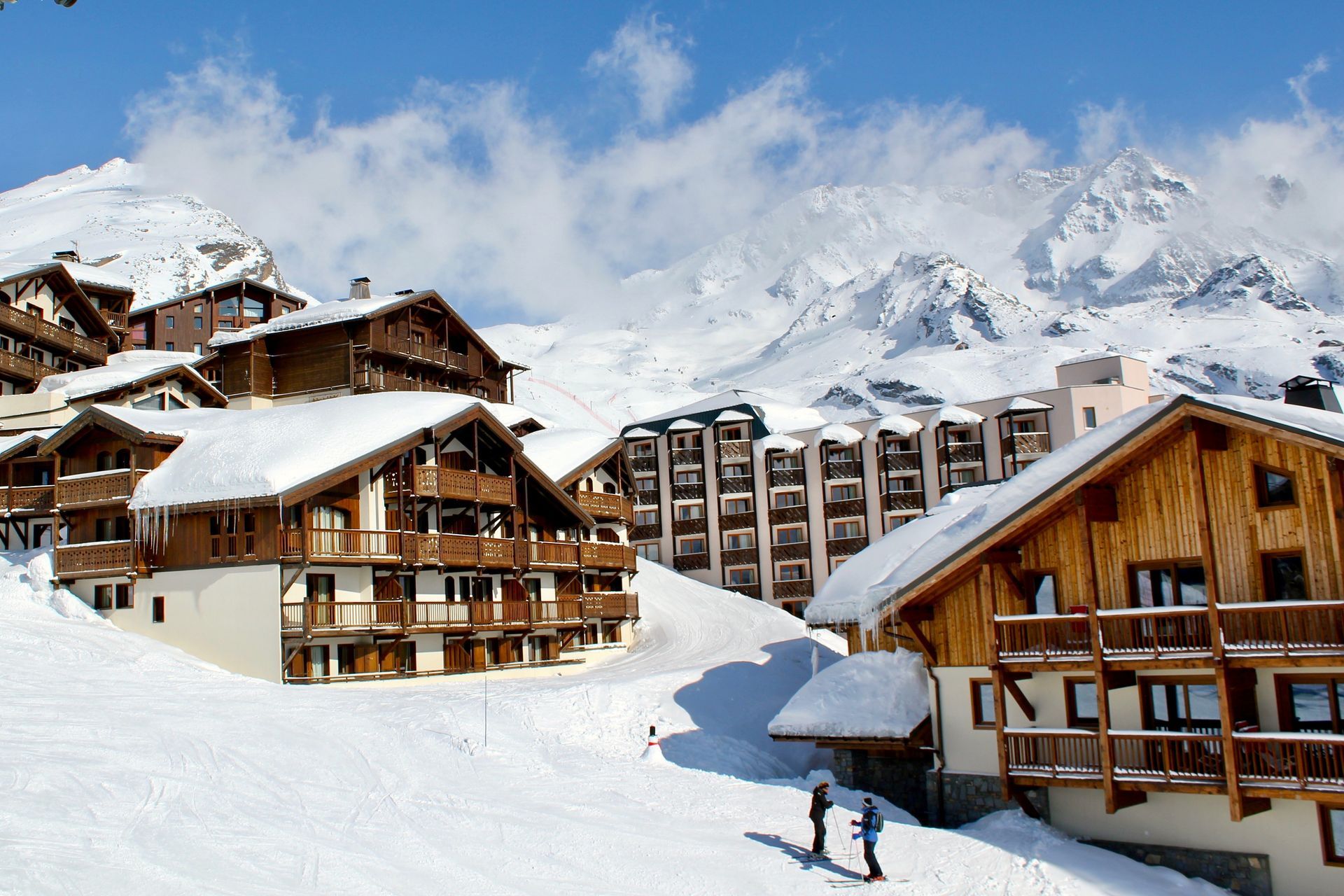 Un paysage de montagne avec des chalets enneigés