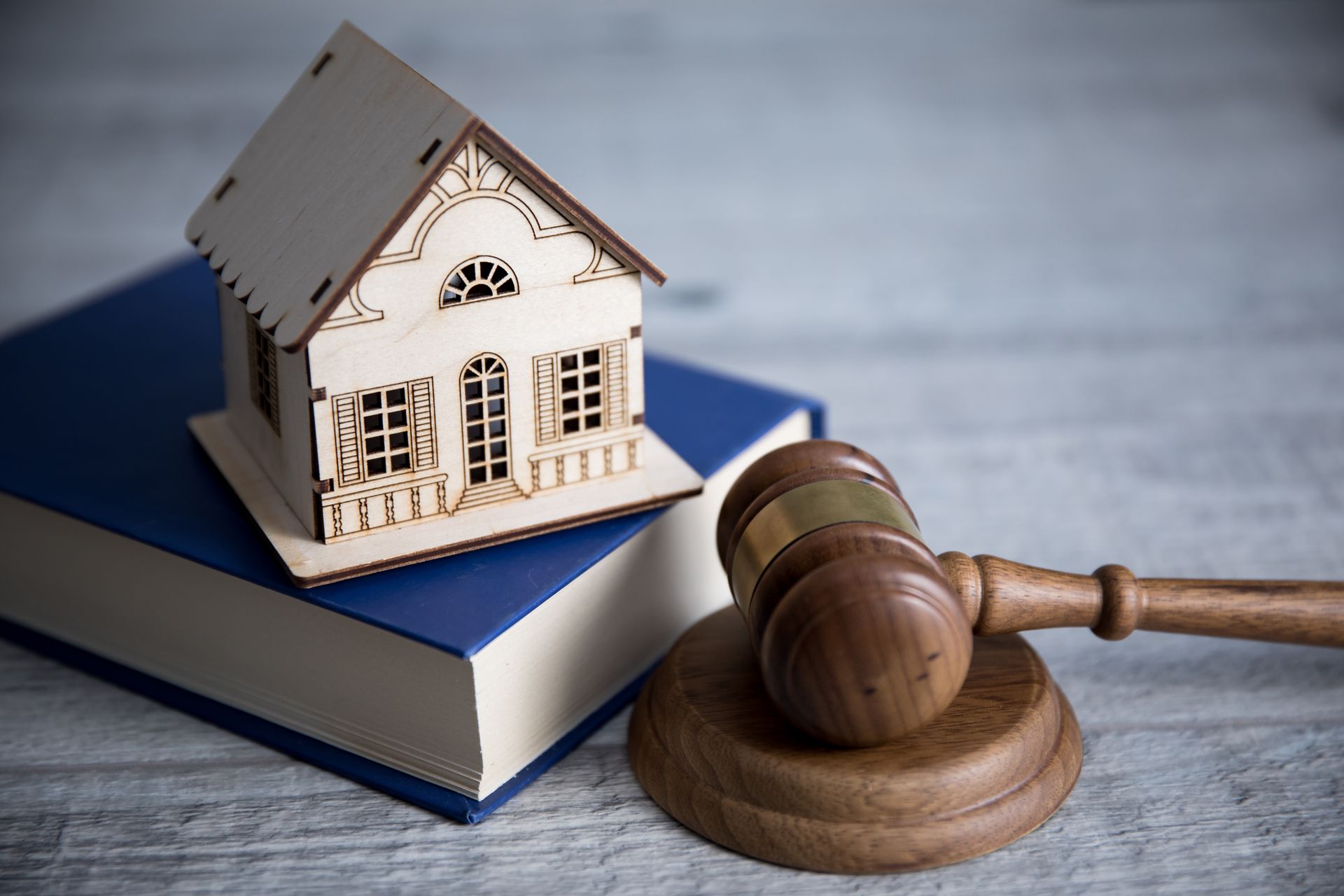 Un marteau de justice avec une maison en bois