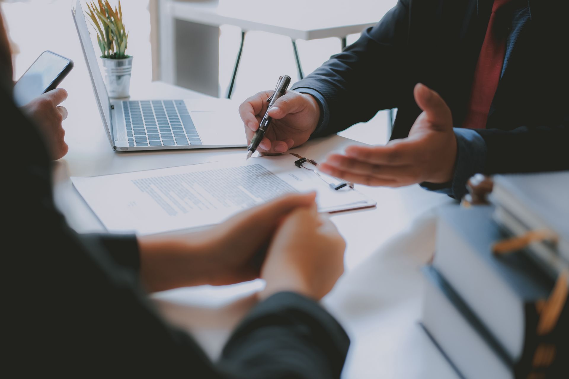 Un avocat qui donne conseil à un client