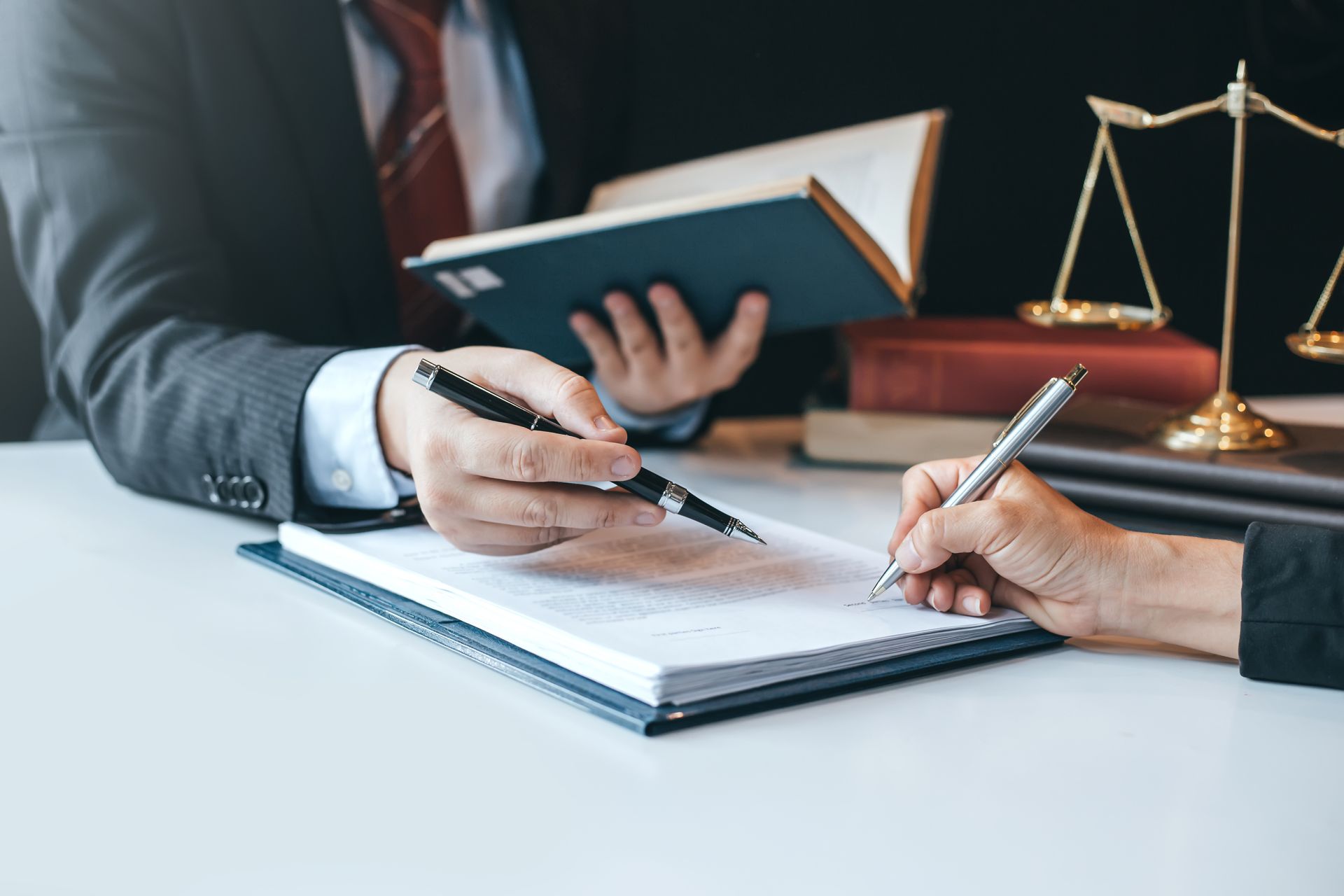 Un avocat qui indique l'endroit où son client doit signer le document