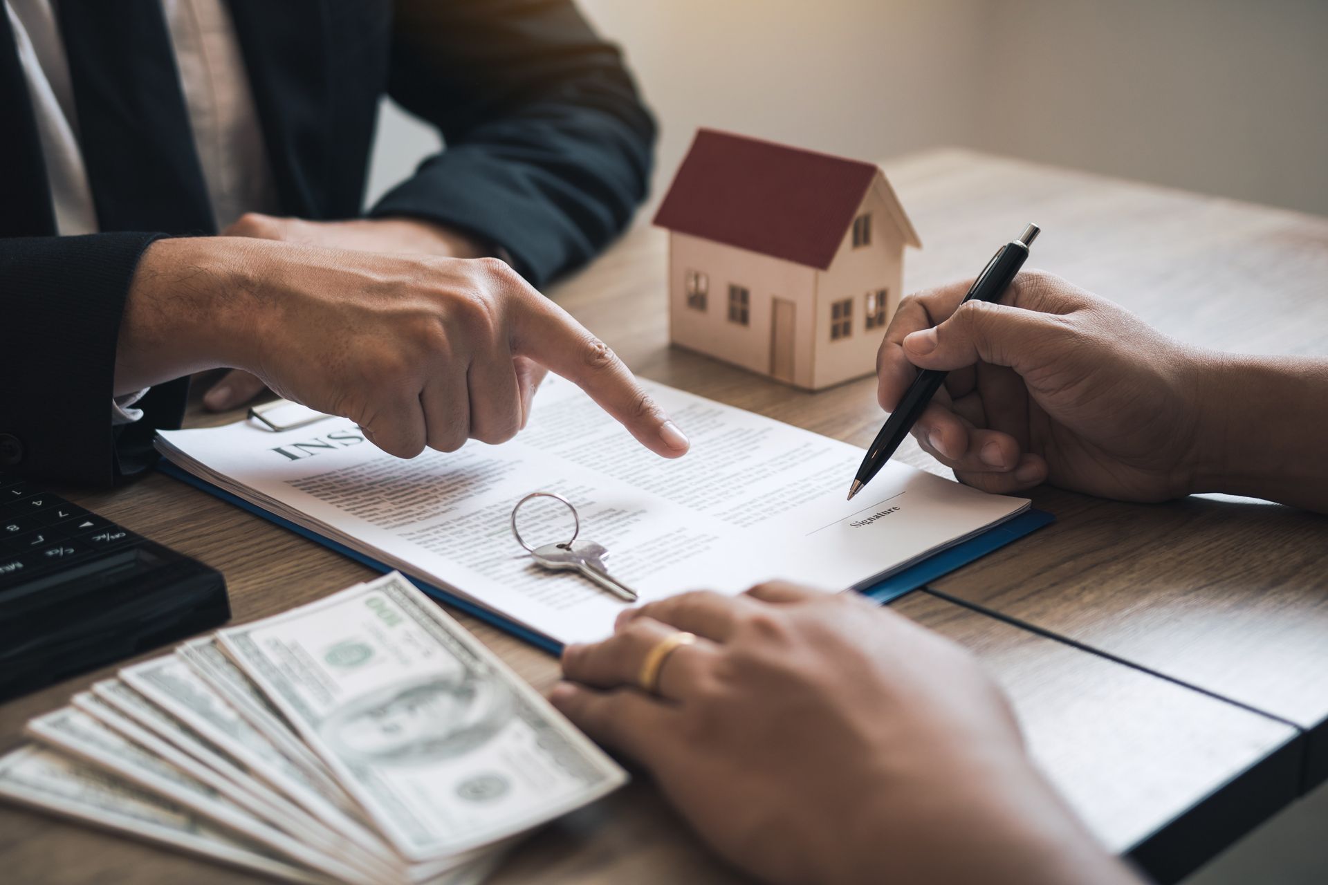 Un avocat qui indique les termes d'un contrat immobilier à un client