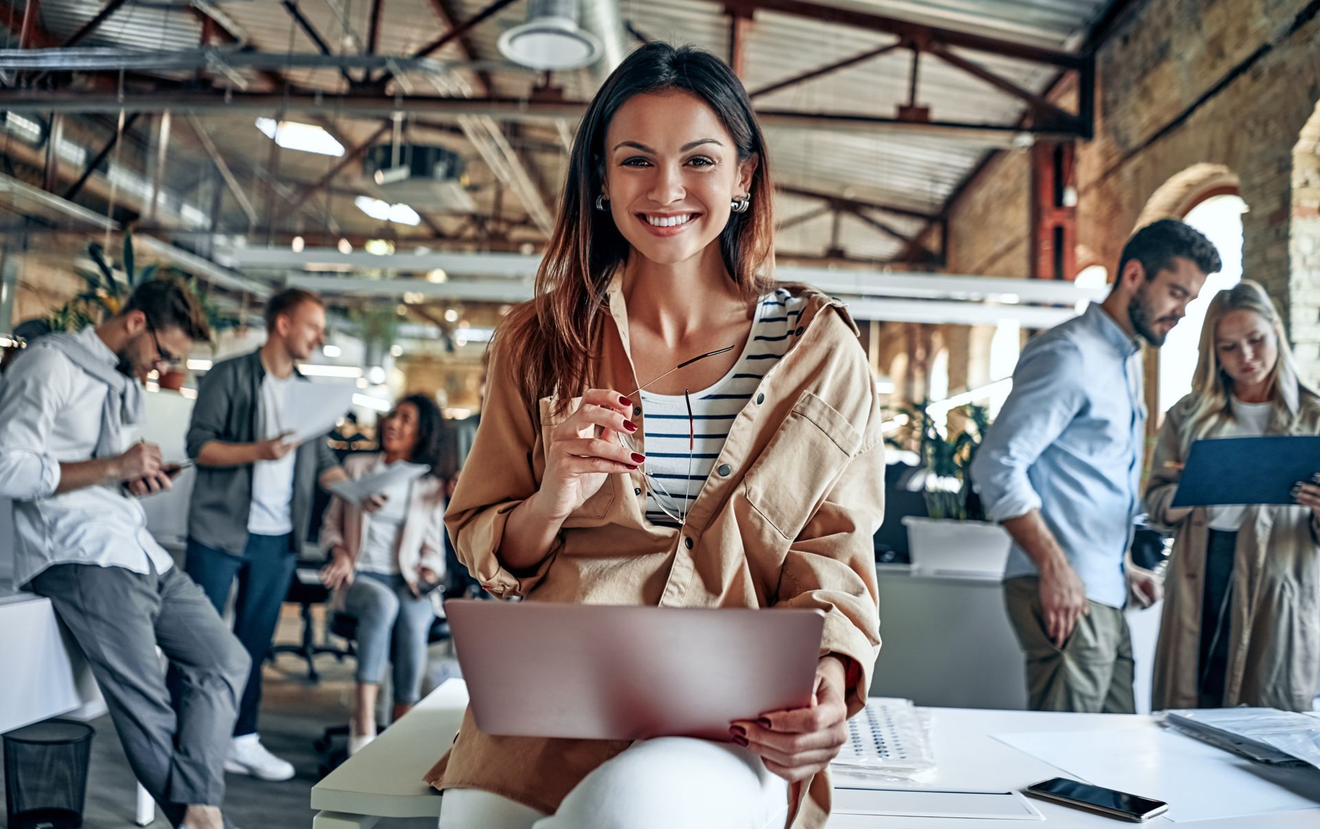 Une entrepreneuse dans son local d’entreprise