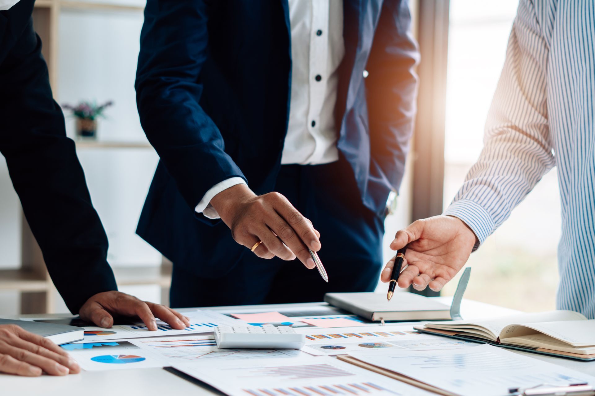 Des personnes qui analysent des documents d'entreprise