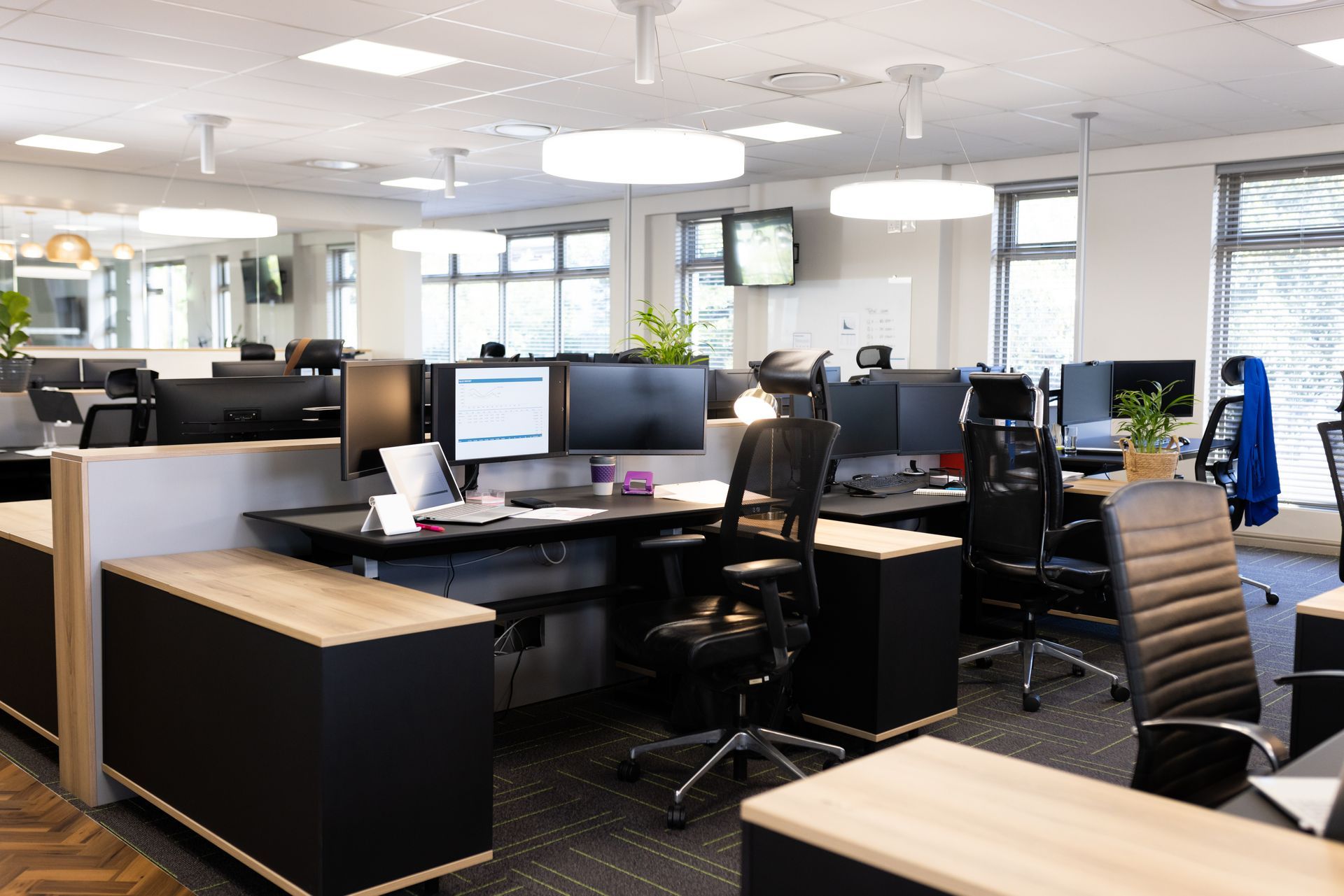 Un espace ouvert avec des postes de travail