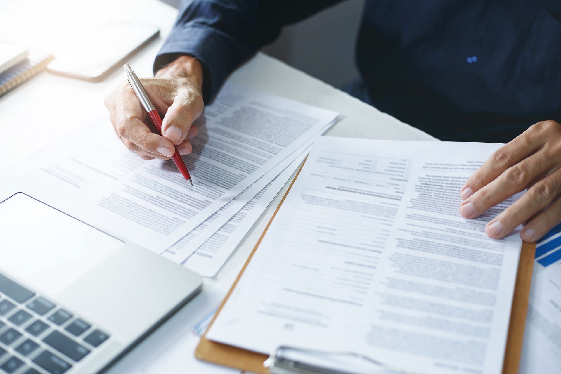 Un avocat qui compare des contrats