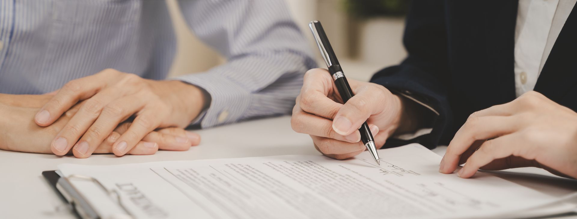 Une personne qui signe un bail