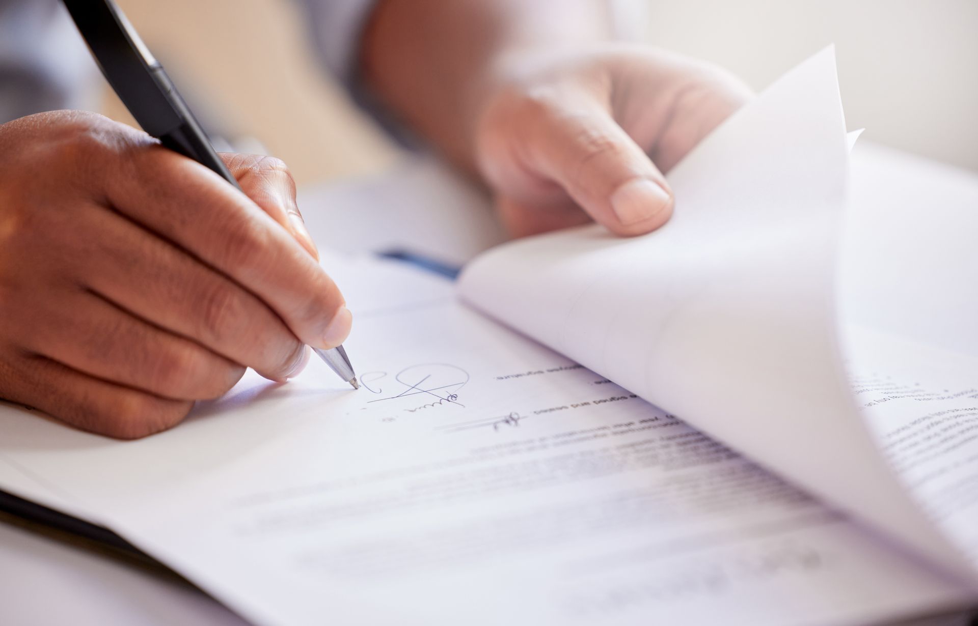 Une personne qui signe un contrat
