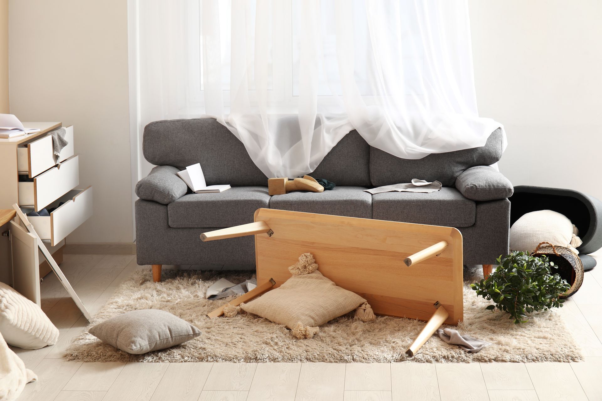 Un salon en désordre avec une table renversée