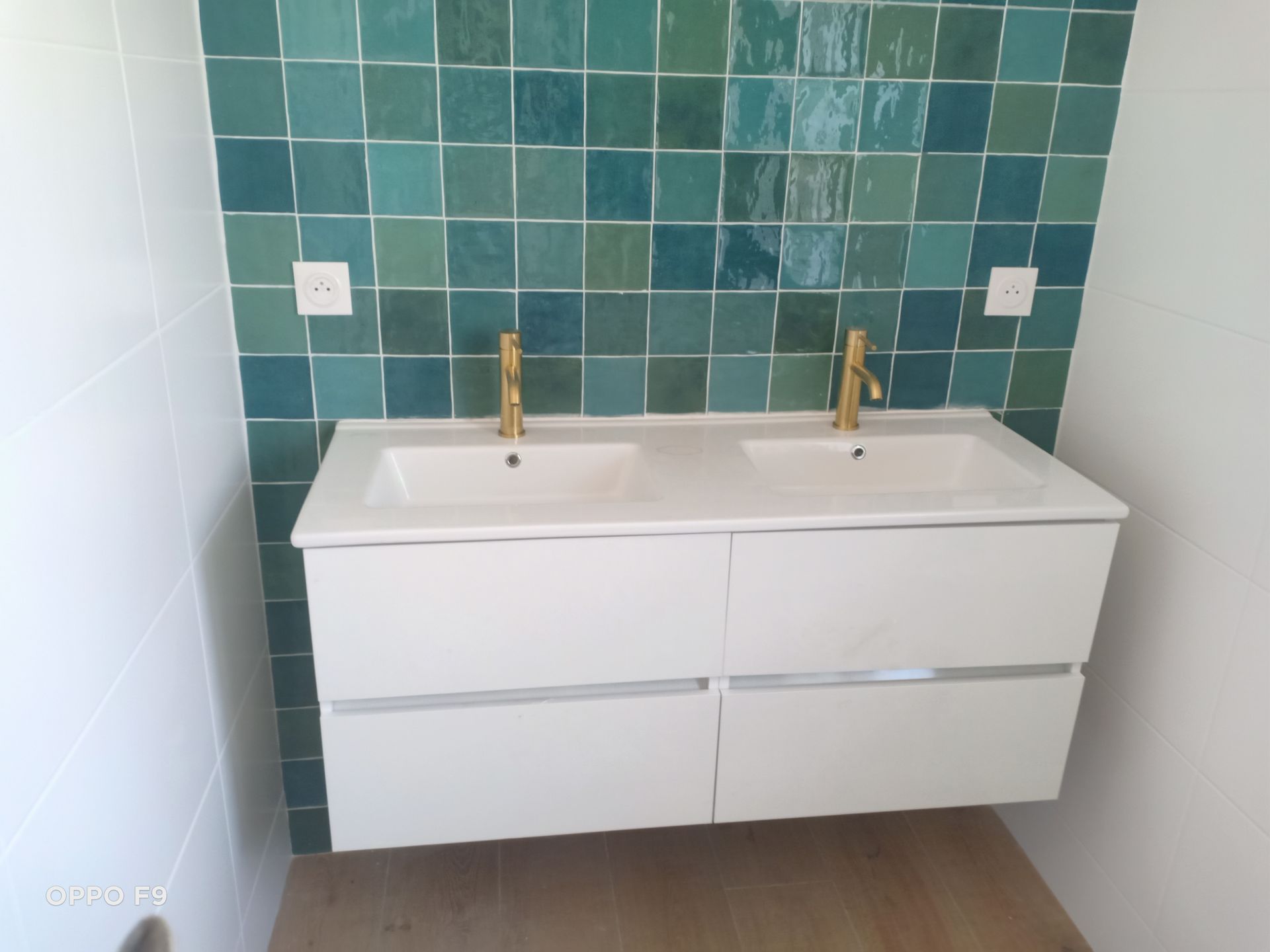 Meuble blanc dans une salle de bains