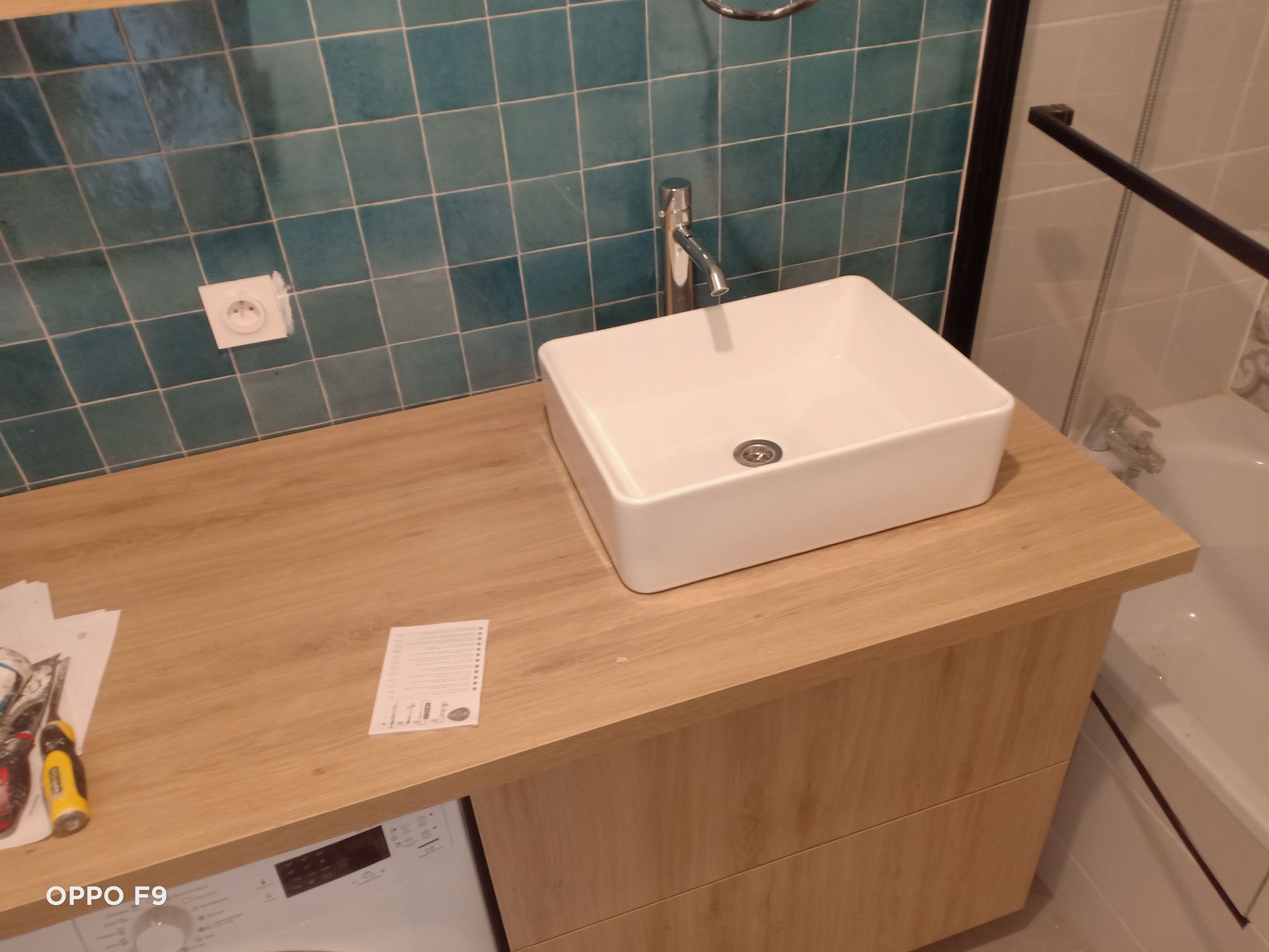 Lavabo carré dans une salle de bains