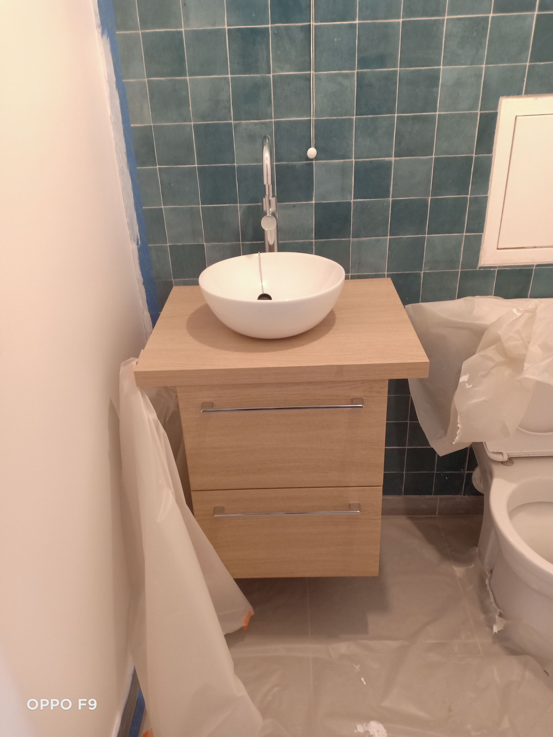 Lavabo rond dans des toilettes