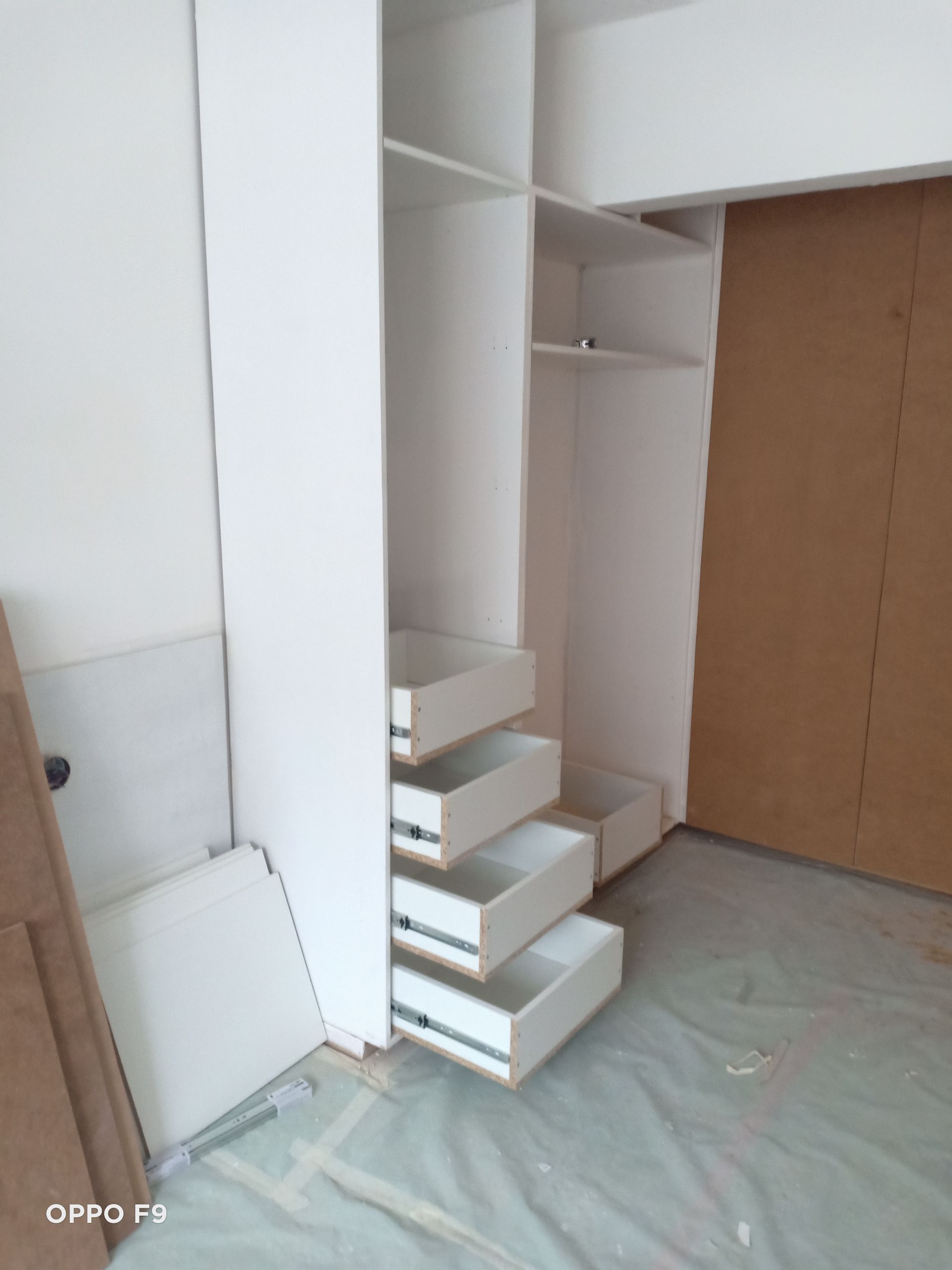 Dressing avec tiroirs ouverts