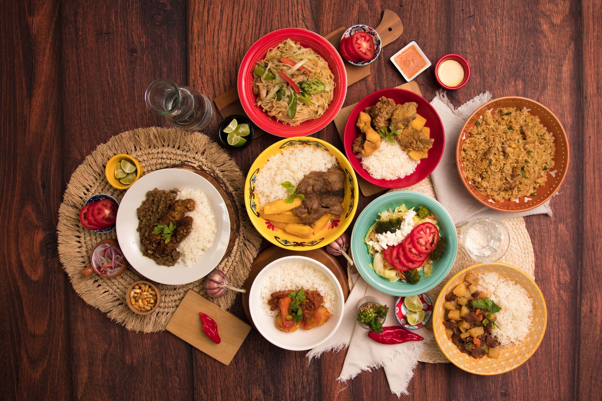 Comidas preparadas en envases de aluminio: pollo, guisos, patatas fritas y pimientos.