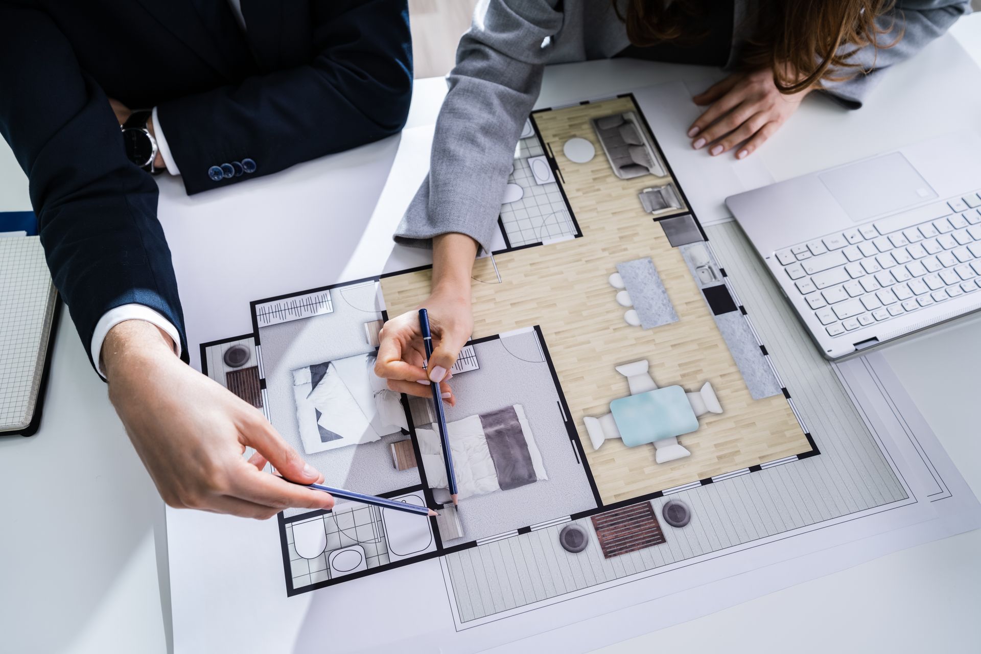 Deux personnes dessinant un plan de maison