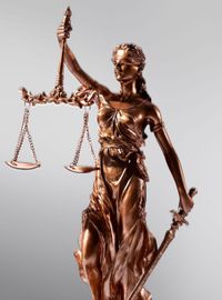 Justitia Figur