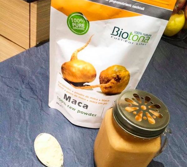 Una bolsa de polvo de maca biotona al lado de un frasco.