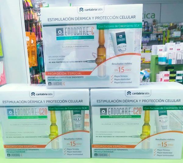 Una exhibición de productos Endocare en una farmacia.