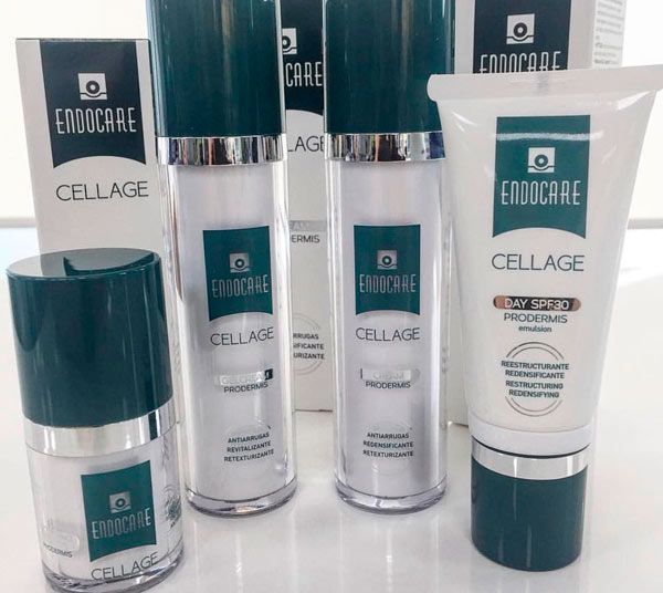 Hay varias botellas de Endocare Cellage sobre una mesa.