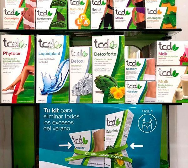 Una variedad de productos tcd se muestran en un estante.