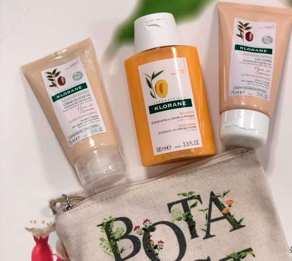 Tres botellas de loción y una bolsa con la palabra bota.