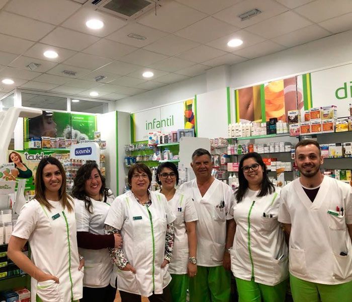 Un grupo de personas posando para una fotografía en una farmacia.