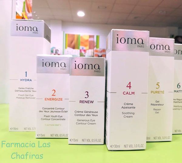 Varias cajas de productos ioma están alineadas sobre una mesa