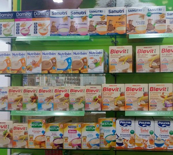 Un estante lleno de cajas de comida para bebés Blevit