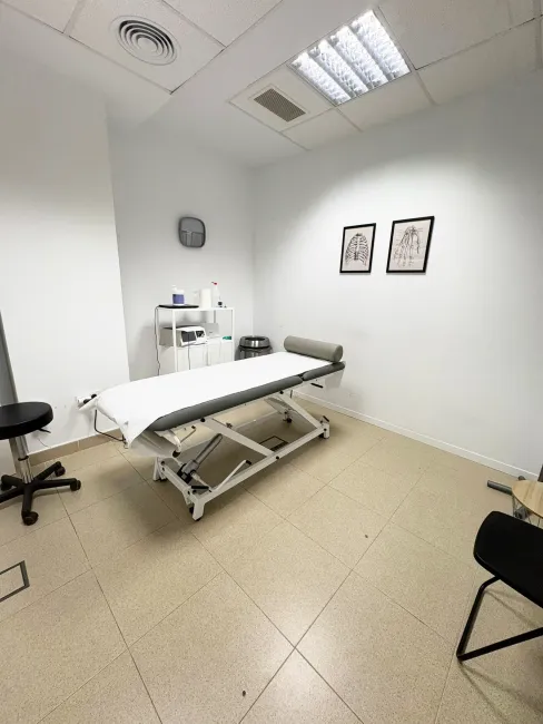 Hay una cama en el medio de la habitación.