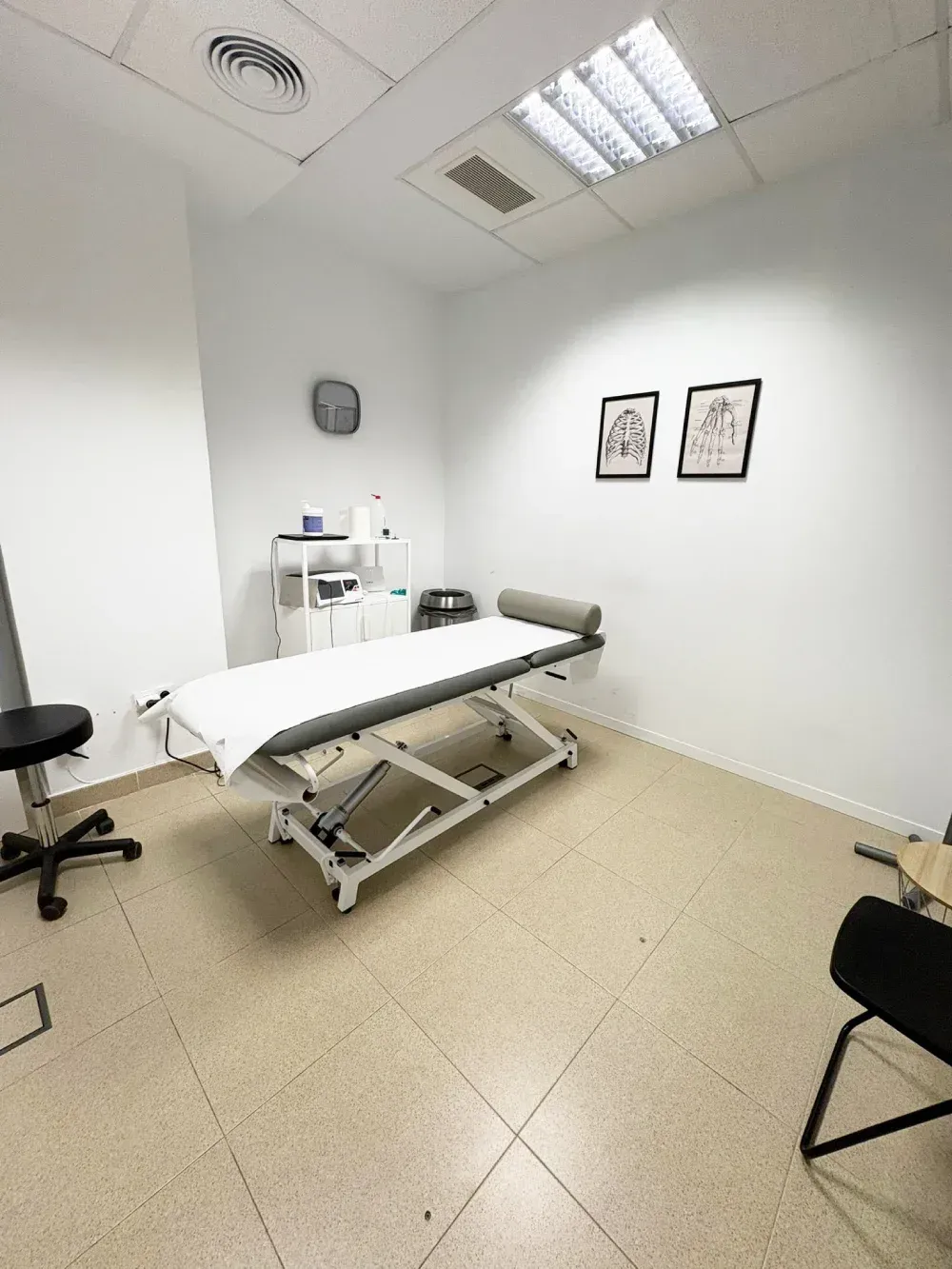 Un hombre está acostado en una cama con una máscara en la cara.