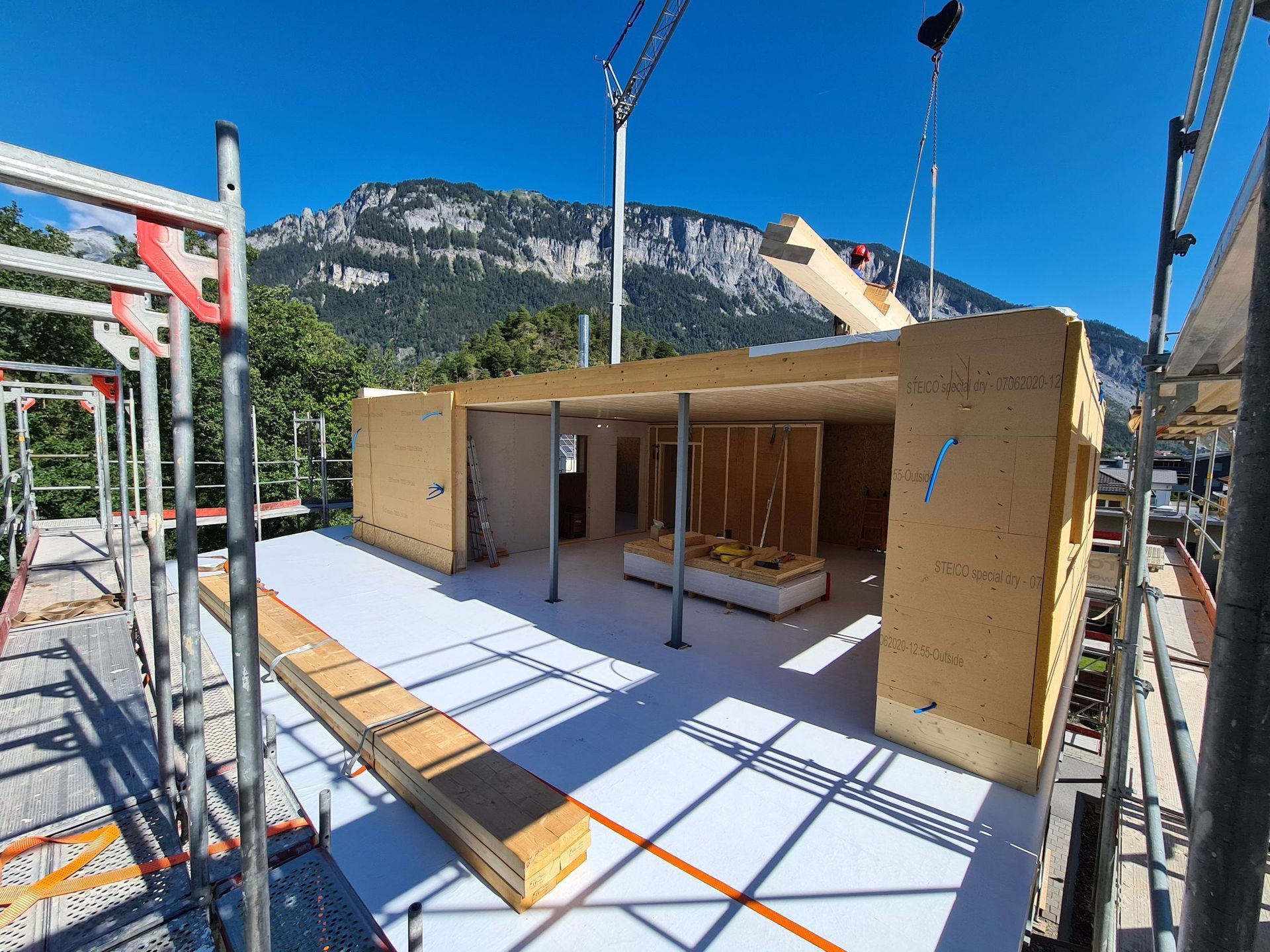 Ein im Bau befindliches Gebäude mit einem Berg im Hintergrund