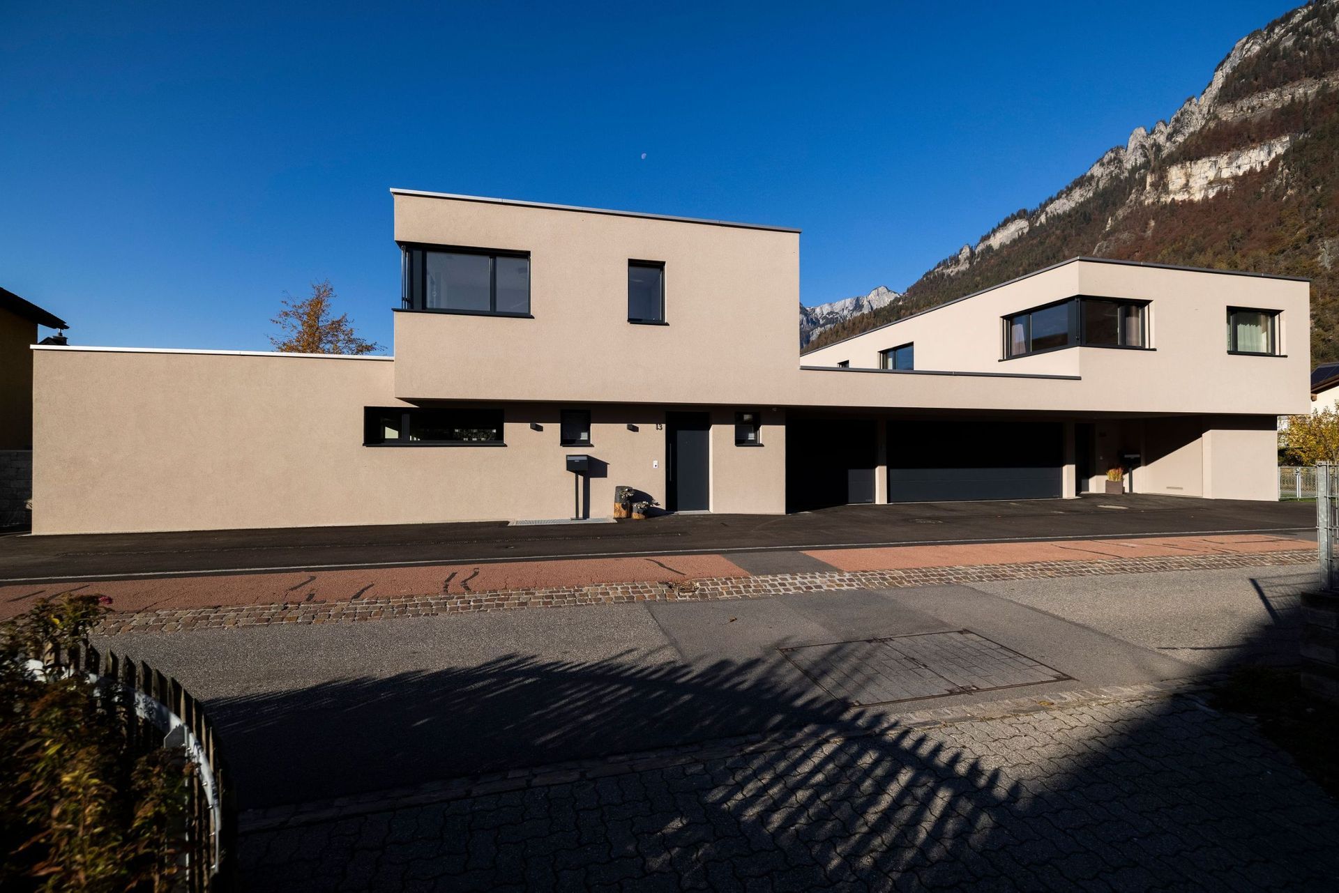 Ein modernes Haus mit einem Berg im Hintergrund