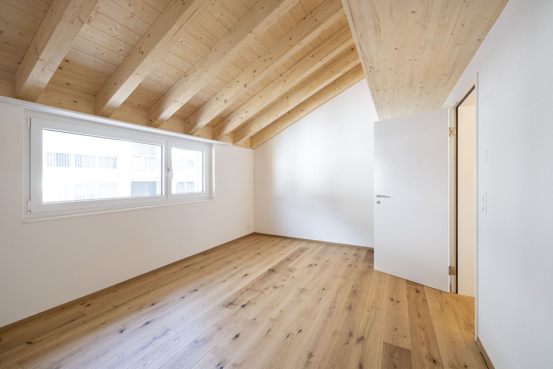 Ein leerer Raum mit Holzboden und Holzdecke.