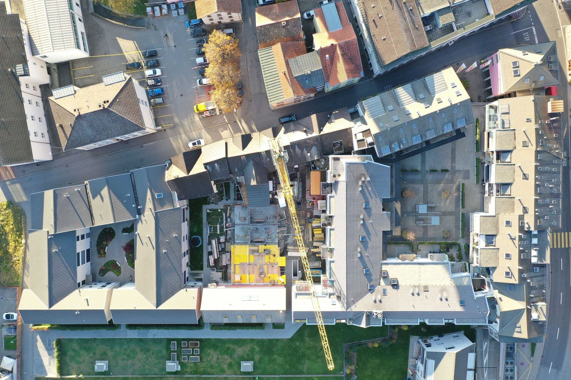 Eine Luftaufnahme einer Stadt mit vielen Gebäuden