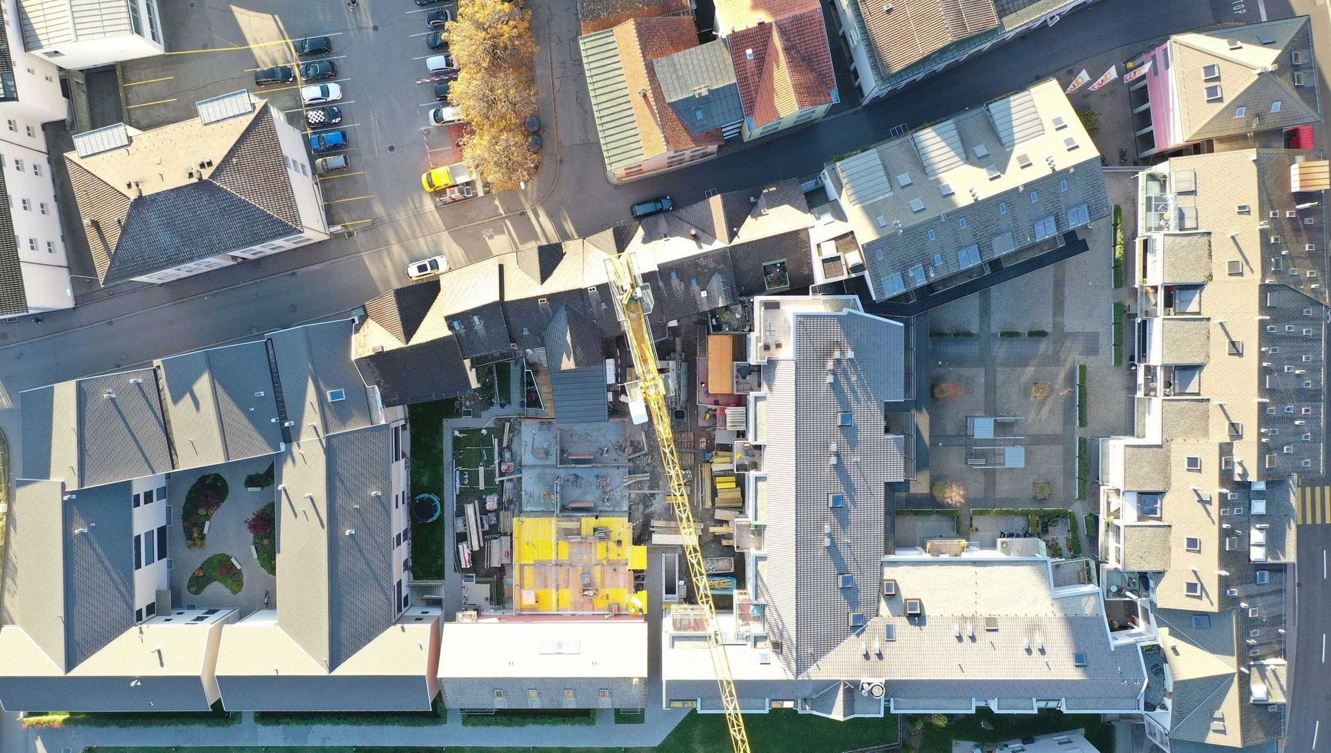 Eine Luftaufnahme einer Stadt mit Gebäuden und einem Kran