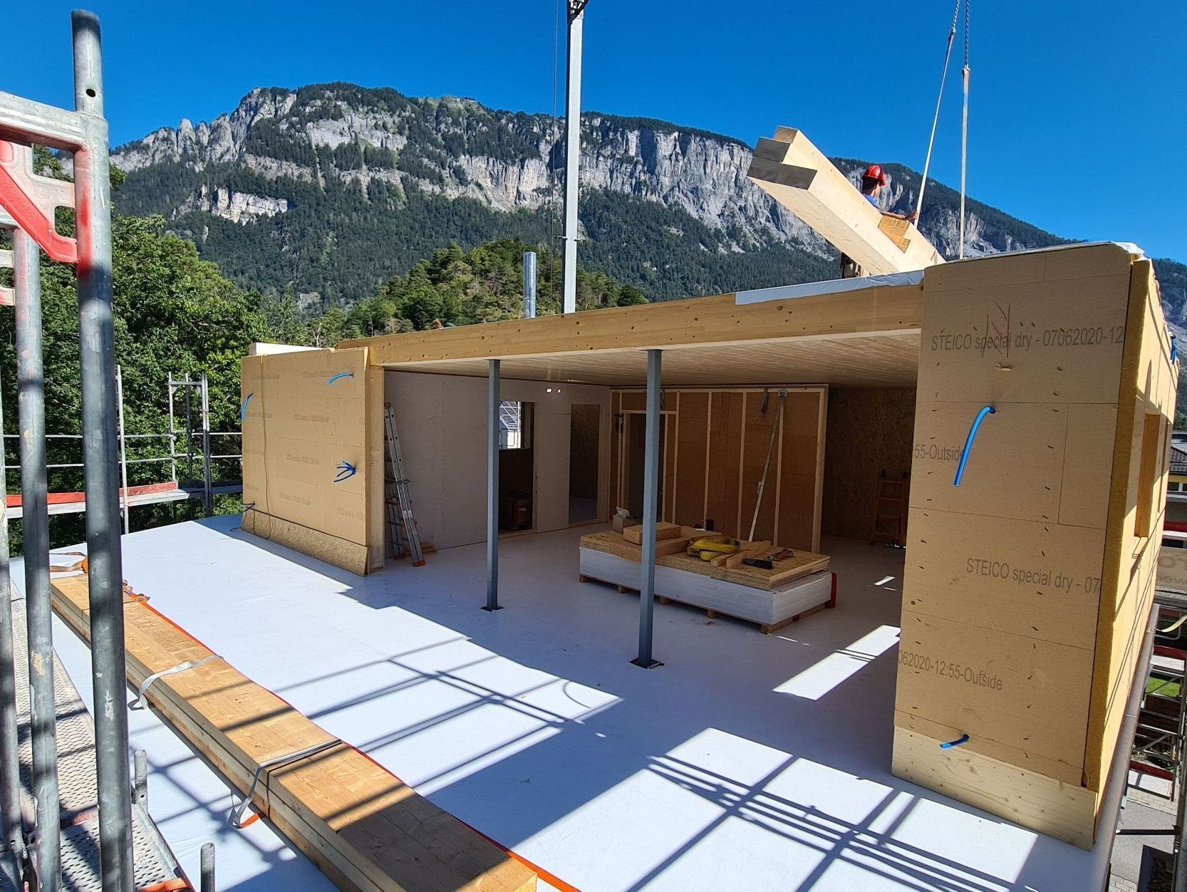 Ein im Bau befindliches Gebäude mit einem Berg im Hintergrund