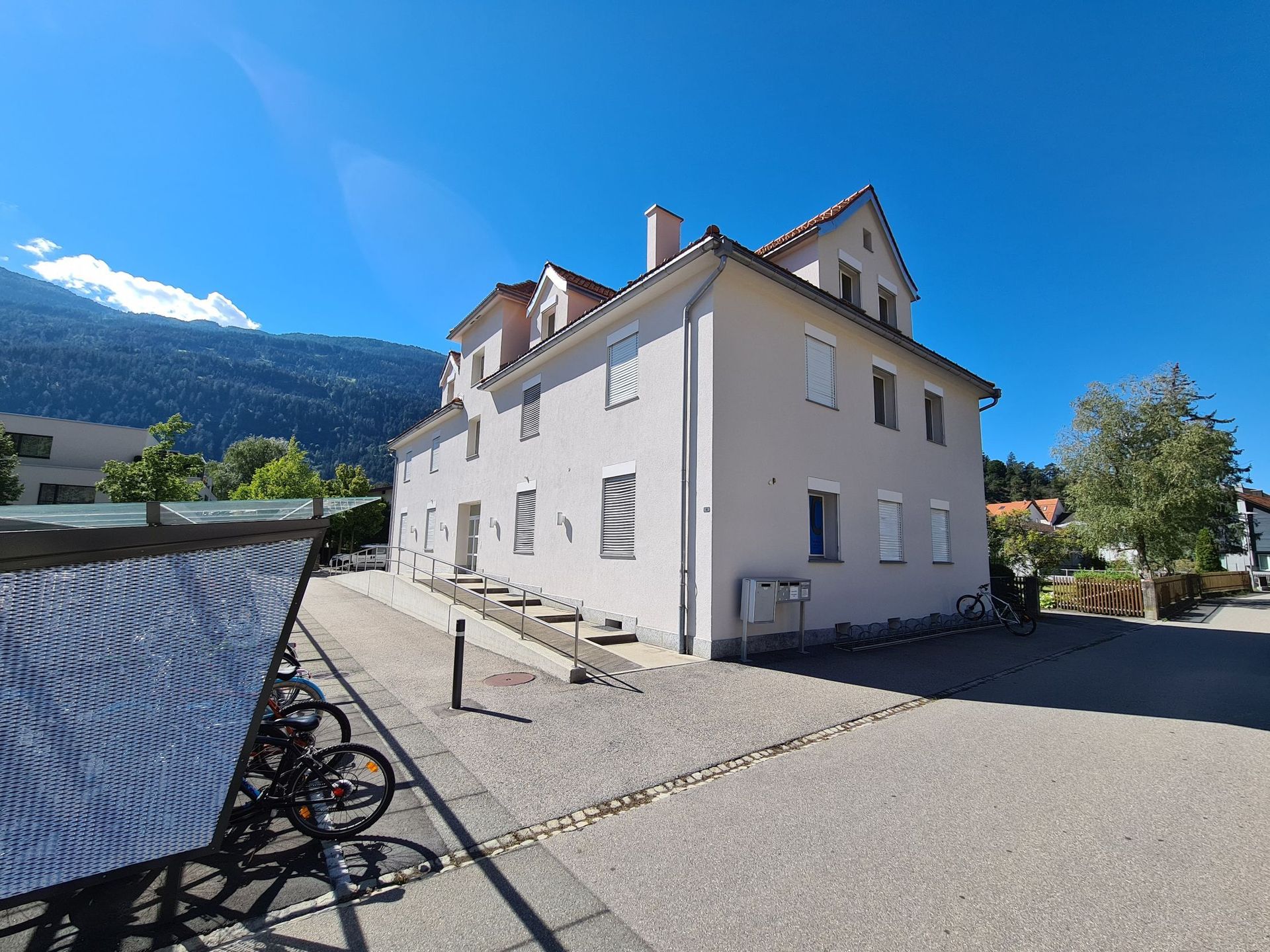 Ein großes weißes Gebäude, vor dem Fahrräder geparkt sind.